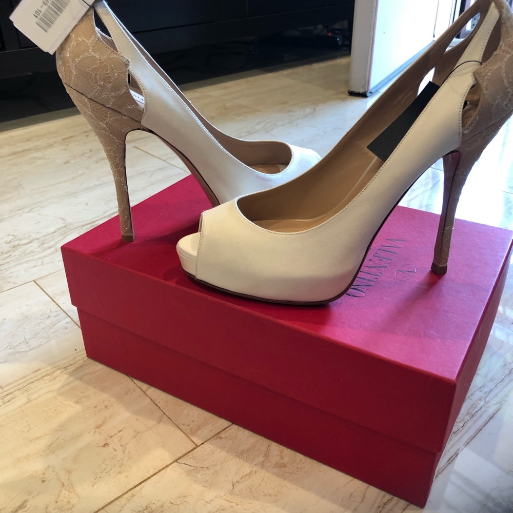 NWT Authentic Valentino off white satin pumps